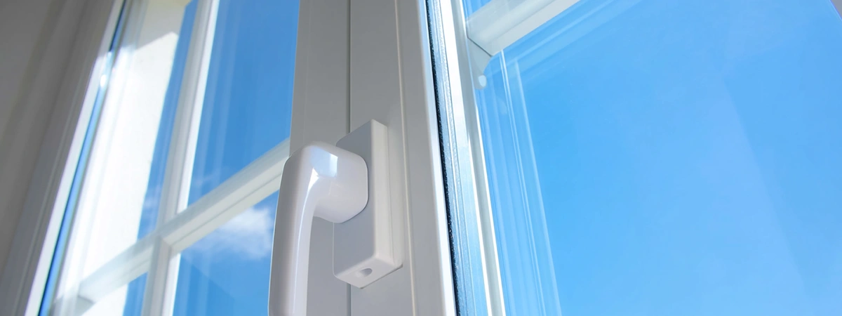 Double vitrage cassé ou vieillissant : quand faut-il le remplacer ?